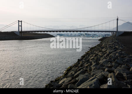 Le principal pont routier sur la glace Joekulsarlon Lagoon dans le sud de l'Islande. Banque D'Images