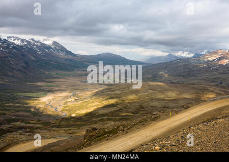 Dans l'Est de l'Islande la route principale 1 mène jusqu'à son plus haut col à travers les montagnes. L'image montre la vue vers le sud-est de la vallée. Banque D'Images