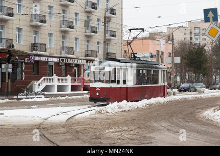 Evpatoria, Crimée, Russie - 28 Février 2018 : ancienne ligne de tram numéro 3 sur la rue Frunze dans la ville d'Evpatoria, Crimée Banque D'Images
