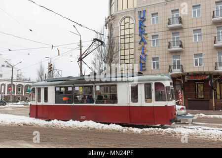 Evpatoria, Crimée, Russie - 28 Février 2018 : Ancien Tramway à la croisée de Frunze Street et avenue Lénine dans la ville d'Evpatoria, Crimée Banque D'Images