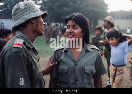 Managua, Nicaragua, juin 1986 ; comme un exercice d'entraînement l'armée sandiniste FSLN met en place une simulation d'invasion américaine de Managua. Ces deux participaient. Banque D'Images