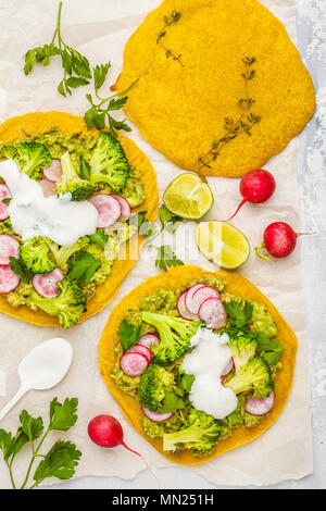 Pizza Vegan (SCAT) avec les radis, les brocolis et le guacamole. La nourriture végétalienne saine concept. Banque D'Images