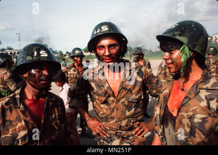 Managua, Nicaragua, juin 1986 ; comme un exercice d'entraînement l'armée sandiniste FSLN met en place une simulation d'invasion américaine de Managua. Banque D'Images