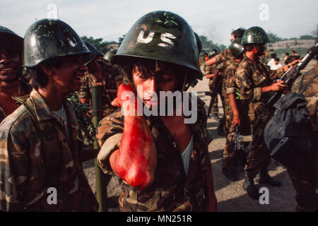 Managua, Nicaragua, juin 1986 ; comme un exercice d'entraînement l'armée sandiniste FSLN met en place une simulation d'invasion américaine de Managua. Banque D'Images