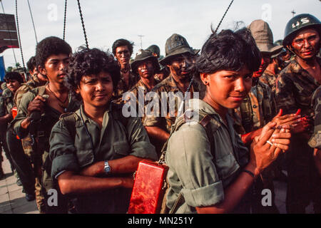 Managua, Nicaragua, juin 1986 ; comme un exercice d'entraînement l'armée sandiniste FSLN met en place une simulation d'invasion américaine de Managua. Banque D'Images