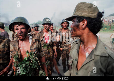 Managua, Nicaragua, juin 1986 ; comme un exercice d'entraînement l'armée sandiniste FSLN met en place une simulation d'invasion américaine de Managua. Banque D'Images