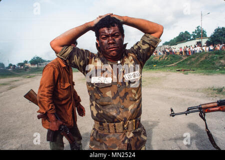 Managua, Nicaragua, juin 1986 ; comme un exercice d'entraînement l'armée sandiniste FSLN met en place une simulation d'invasion américaine de Managua. Banque D'Images