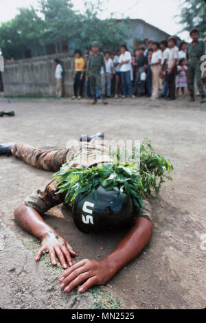 Managua, Nicaragua, juin 1986 ; comme un exercice d'entraînement l'armée sandiniste FSLN met en place une simulation d'invasion américaine de Managua. Banque D'Images