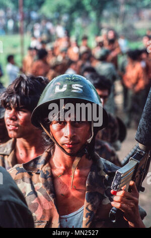 Managua, Nicaragua, juin 1986 ; comme un exercice d'entraînement l'armée sandiniste FSLN met en place une simulation d'invasion américaine de Managua. Banque D'Images