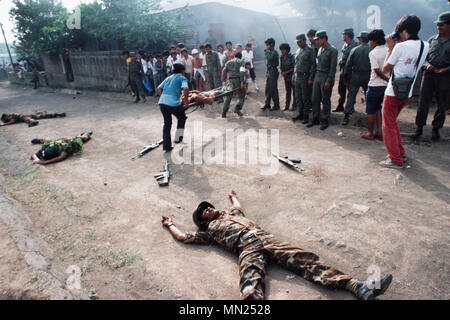 Managua, Nicaragua, juin 1986 ; comme un exercice d'entraînement l'armée sandiniste FSLN met en place une simulation d'invasion américaine de Managua. Banque D'Images