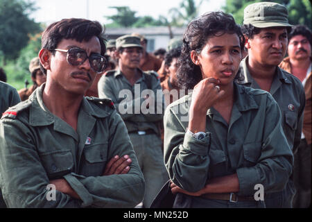 Managua, Nicaragua, juin 1986 ; comme un exercice d'entraînement l'armée sandiniste FSLN met en place une simulation d'invasion américaine de Managua. Banque D'Images