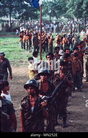 Managua, Nicaragua, juin 1986 ; comme un exercice d'entraînement l'armée sandiniste FSLN met en place une simulation d'invasion américaine de Managua. Banque D'Images