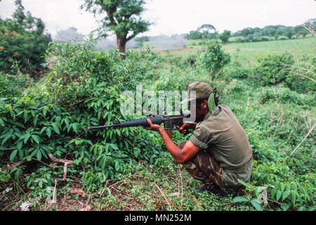 Managua, Nicaragua, juin 1986 ; comme un exercice d'entraînement l'armée sandiniste FSLN met en place une simulation d'invasion américaine de Managua. Banque D'Images