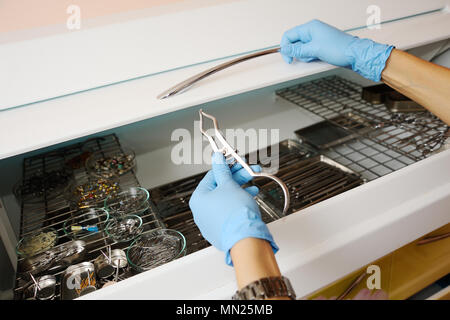 Des instruments dans les mains du dentiste Banque D'Images