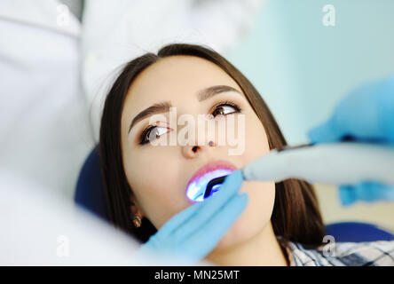 Belle jeune fille à la réception chez le dentiste Banque D'Images