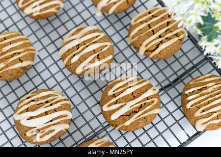 Des petits, des épices, des biscuits à la citrouille avec glaçage à l'érable. Ces biscuits sans gluten et sans produits laitiers sont affichées sur une. Banque D'Images