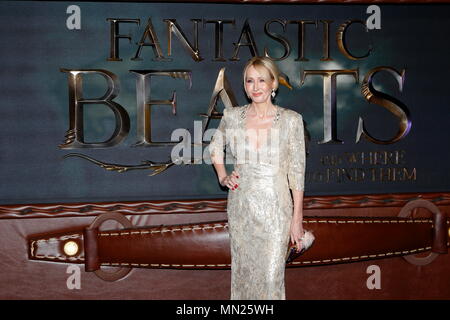 Londres, ANGLETERRE - 15 NOVEMBRE : J.K. Rowling assiste à la première européenne de "Vie et habitat des animaux fantastiques" à l'Odeon Leicester Square le 15 novembre 2016 à Londres, en Angleterre. Banque D'Images