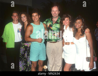 CENTURY CITY, CA - 19 juillet : (L-R) Acteur Mark-Paul Gosselaar, l'actrice Elizabeth Berkley, l'acteur Mario Lopez, l'acteur Dennis Haskins, actrices Tiffani Thiessen et Lark Voorhies assister à la télévision NBC Press Tour d'été le 19 juillet 1990 à l'hôtel Century Plaza Hotel à Century City, Californie. Photo de Barry King/Alamy Stock Photo Banque D'Images