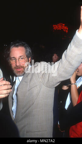 WESTWOOD, CA - 25 juillet : Réalisateur Steven Spielberg assiste à la "présumé innocent" Création le 25 juillet 1990 à Mann Bruin Theatre à Westwood, en Californie. Photo de Barry King/Alamy Stock Photo Banque D'Images