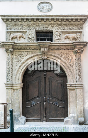 Vieille porte avec portal à Prague Banque D'Images