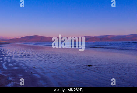 Magnifique coucher de soleil sur la plage Inch sur Péninsule de Dingle Banque D'Images