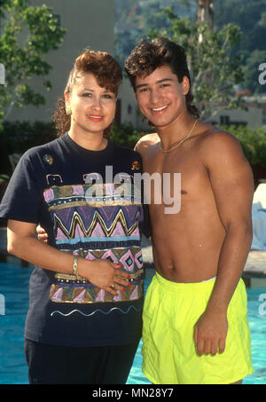 LOS ANGELES, CA - 27 juillet : (COUVERTURE EXCLUSIVE) Acteur/TV personality Mario Lopez (R) et sa mère Elvia Lopez pose pendant une séance photo le 27 juillet 1990 à Los Angeles, Californie. Photo de Barry King/Alamy Stock Photo Banque D'Images