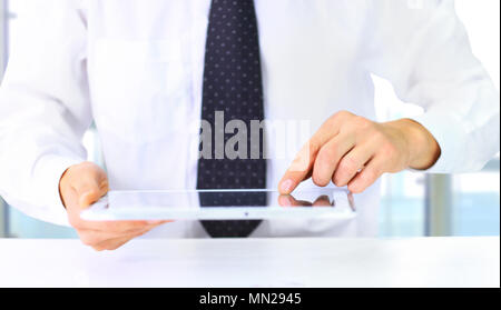 Businessman reading sur tablet pc au bureau Banque D'Images