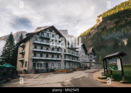 Hôtel à proximité du lac Lago di Braies Braies ou Pragser Wildsee contre mountain dans dusk.Trentin-Haut-Adidge, montagnes des Dolomites, Italie. Banque D'Images