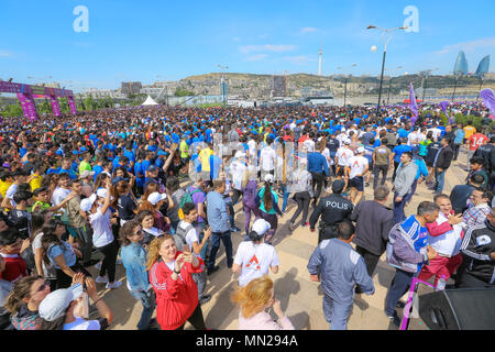 L'Azerbaïdjan. 13 mai, 2018. Grand groupe de marathoniens à Bakou. 13 mai, 2018. Le semi-marathon a été couvrir une distance de 21 kilomètres, à partir de la place du drapeau national et de finition à Bakou Stade Olympique. Cette année, le semi-marathon a été ouvert à toute personne âgée de plus de 16 ans, sur inscription préalable, et l'événement a obtenu près de 18 000 participants inscrits. Credit : Aziz Karimov/Pacific Press/Alamy Live News Banque D'Images