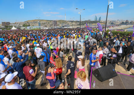 L'Azerbaïdjan. 13 mai, 2018. Grand groupe de marathoniens à Bakou. 13 mai, 2018. Le semi-marathon a été couvrir une distance de 21 kilomètres, à partir de la place du drapeau national et de finition à Bakou Stade Olympique. Cette année, le semi-marathon a été ouvert à toute personne âgée de plus de 16 ans, sur inscription préalable, et l'événement a obtenu près de 18 000 participants inscrits. Credit : Aziz Karimov/Pacific Press/Alamy Live News Banque D'Images