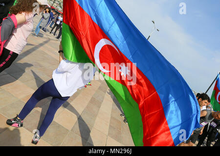 L'Azerbaïdjan. 13 mai, 2018. Drapeau de l'Azerbaïdjan au cours les coureurs de marathon à Bakou. 13 mai, 2018. Le semi-marathon a été couvrir une distance de 21 kilomètres, à partir de la place du drapeau national et de finition à Bakou Stade Olympique. Cette année, le semi-marathon a été ouvert à toute personne âgée de plus de 16 ans, sur inscription préalable, et l'événement a obtenu près de 18 000 participants inscrits. Credit : Aziz Karimov/Pacific Press/Alamy Live News Banque D'Images