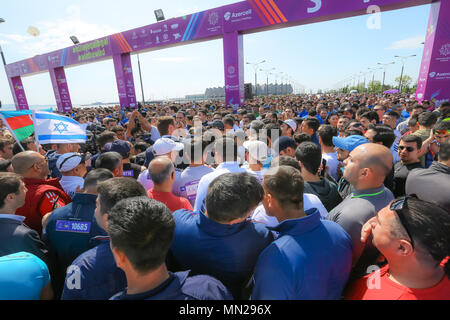 L'Azerbaïdjan. 13 mai, 2018. Grand groupe de marathoniens à Bakou. 13 mai, 2018. Le semi-marathon a été couvrir une distance de 21 kilomètres, à partir de la place du drapeau national et de finition à Bakou Stade Olympique. Cette année, le semi-marathon a été ouvert à toute personne âgée de plus de 16 ans, sur inscription préalable, et l'événement a obtenu près de 18 000 participants inscrits. Credit : Aziz Karimov/Pacific Press/Alamy Live News Banque D'Images