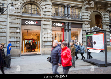 Milan, mars 2018 : Vitrine de Celio dans rue commerçante de la capitale de la mode et de la création du monde, en mars 2018 à Milan, Italie, Europe Banque D'Images