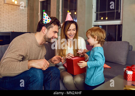 Les parents donnent un cadeau à leur enfant le jour de naissance. Banque D'Images