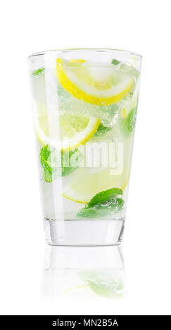 Verre de limonade froide isolated on white Banque D'Images