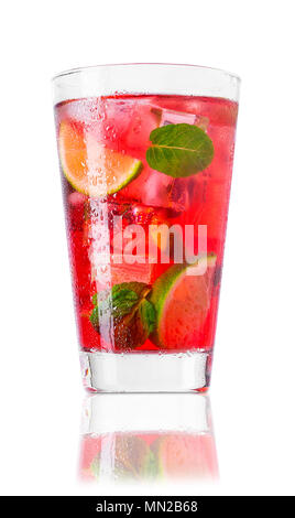 Verre de cocktail rouge froid isolated on white Banque D'Images
