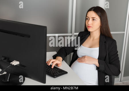 Femme enceinte travaillant au bureau Banque D'Images