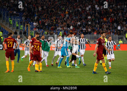 Rome, Italie. 13 mai, 2018. Les joueurs de la Juventus à la fin de leur série un match de football contre les Roms au stade olympique. La Juventus, drawed 0-0 contre les Roms pour gagner son septième Scudetto Crédit : Riccardo De Luca/Pacific Press/Alamy Live News Banque D'Images