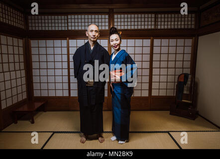 Couple japonais Senior moments dans une maison traditionnelle Banque D'Images