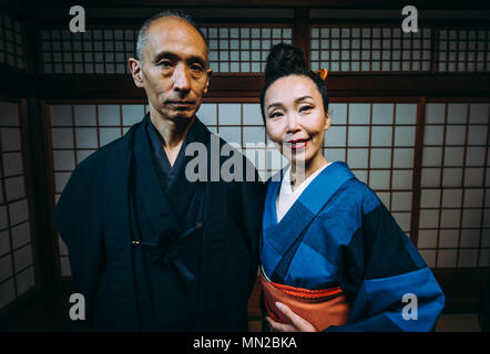 Couple japonais Senior moments dans une maison traditionnelle Banque D'Images