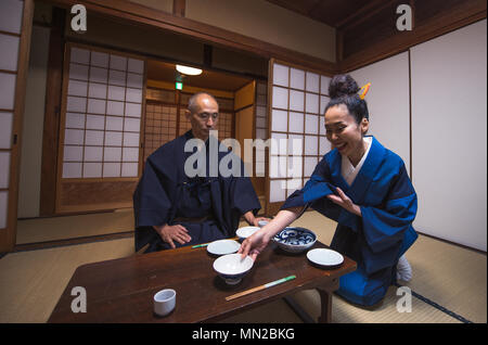 Couple japonais Senior moments dans une maison traditionnelle Banque D'Images