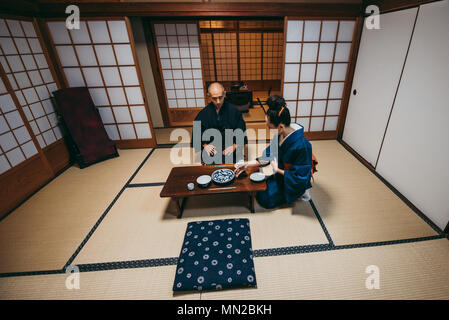 Couple japonais Senior moments dans une maison traditionnelle Banque D'Images