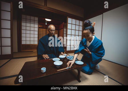 Couple japonais Senior moments dans une maison traditionnelle Banque D'Images