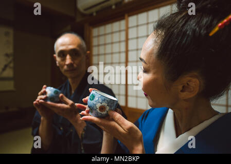 Couple japonais Senior moments dans une maison traditionnelle Banque D'Images