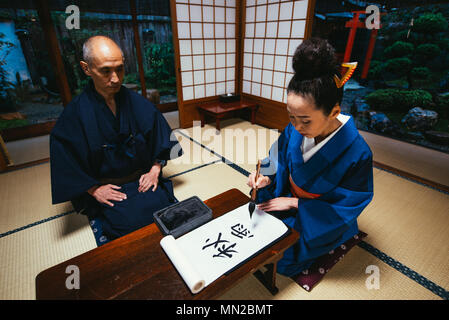 Couple moments de vie dans une maison traditionnelle japonaise Banque D'Images
