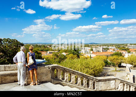 Montpellier (sud de la France) : la ville vue de la Promenade du Peyrou, 'place royale Le Peyrou' square. Couple de touristes seniors enjoyi Banque D'Images