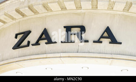 Hanovre, Allemagne - le 7 mai 2018 : logo Zara signe sur façade de magasin local de l'espagnol fast fashion Retail Chain Company Banque D'Images