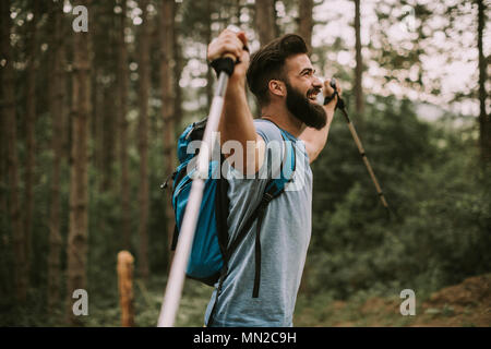 Vue latérale sur les jeunes en montagne randonneur barbu Banque D'Images