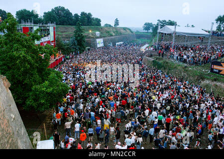 À l'aube dans l'arène à la sortie de la Danse Music Festival 2005 dans la forteresse de Petrovaradin, Novi Sad, Serbie. Banque D'Images