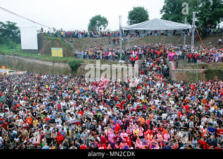 À l'aube dans l'arène à la sortie de la Danse Music Festival 2005 dans la forteresse de Petrovaradin, Novi Sad, Serbie. Banque D'Images